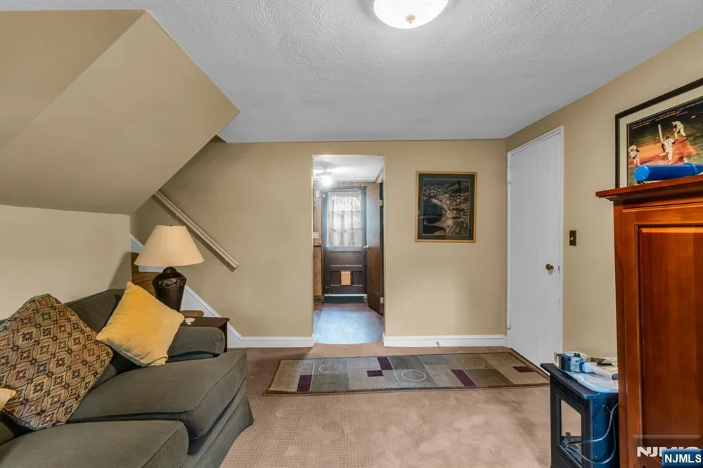 10 Overlook Avenue Emerson, NJ 07630