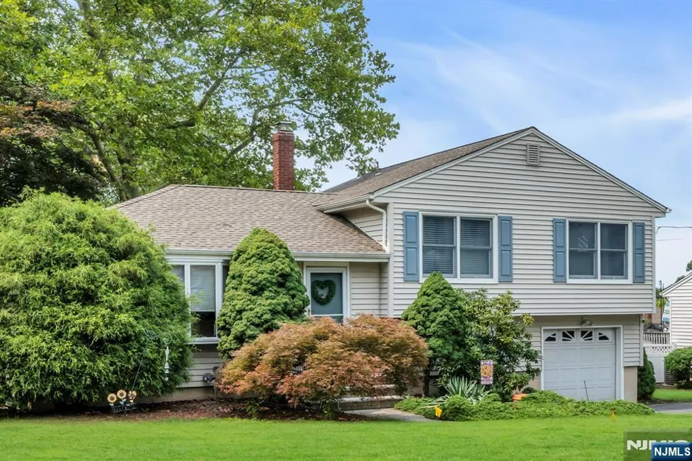 10 Overlook Avenue Emerson, NJ 07630