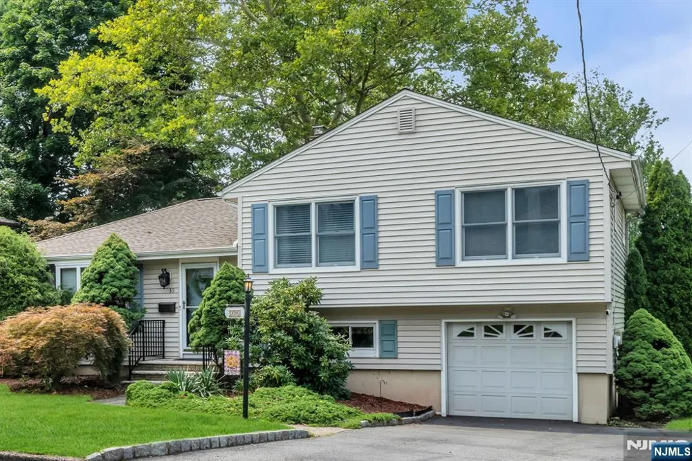 10 Overlook Avenue Emerson, NJ 07630