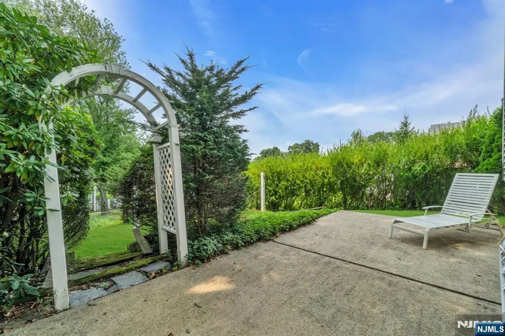 10 Overlook Avenue Emerson, NJ 07630