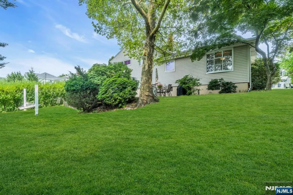 10 Overlook Avenue Emerson, NJ 07630