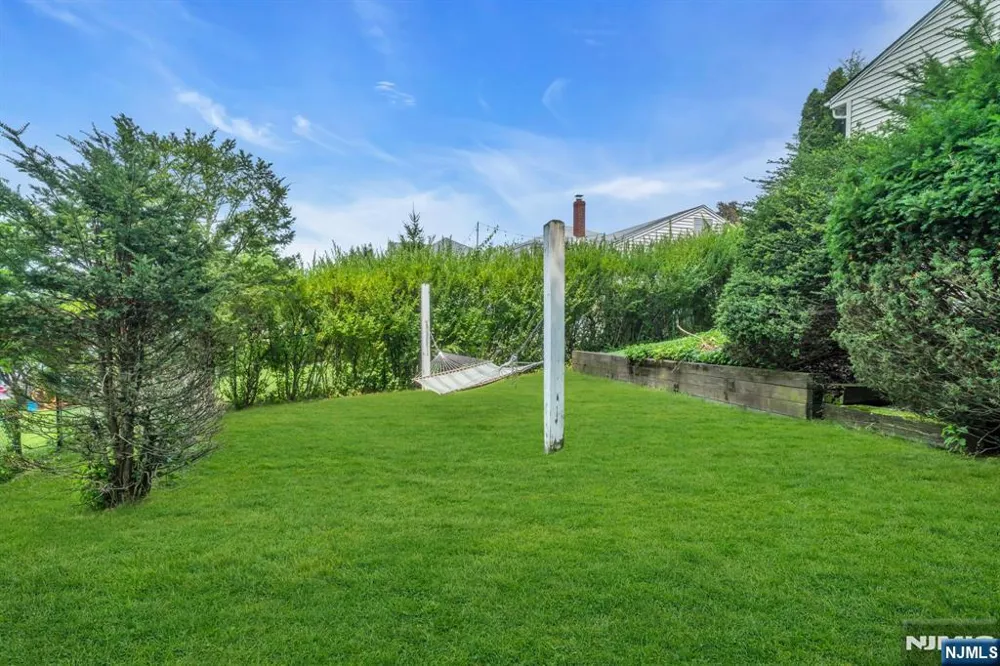 10 Overlook Avenue Emerson, NJ 07630