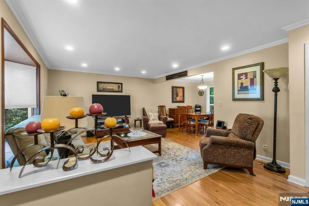 10 Overlook Avenue Emerson, NJ 07630