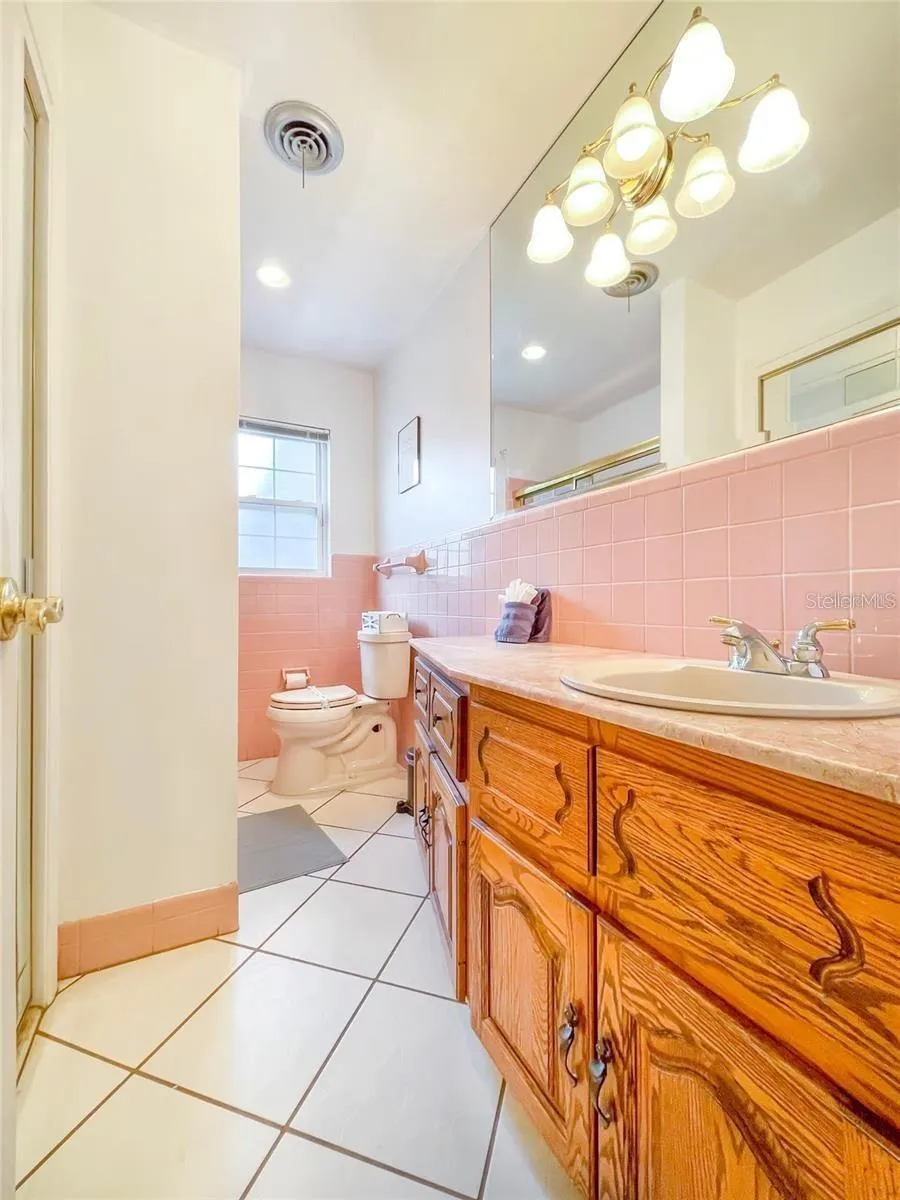 2102 W KYRA DRIVE Tampa, FL 33612