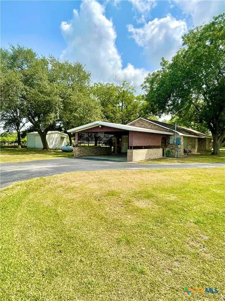 1840 Loop 522 Ganado, TX 77962