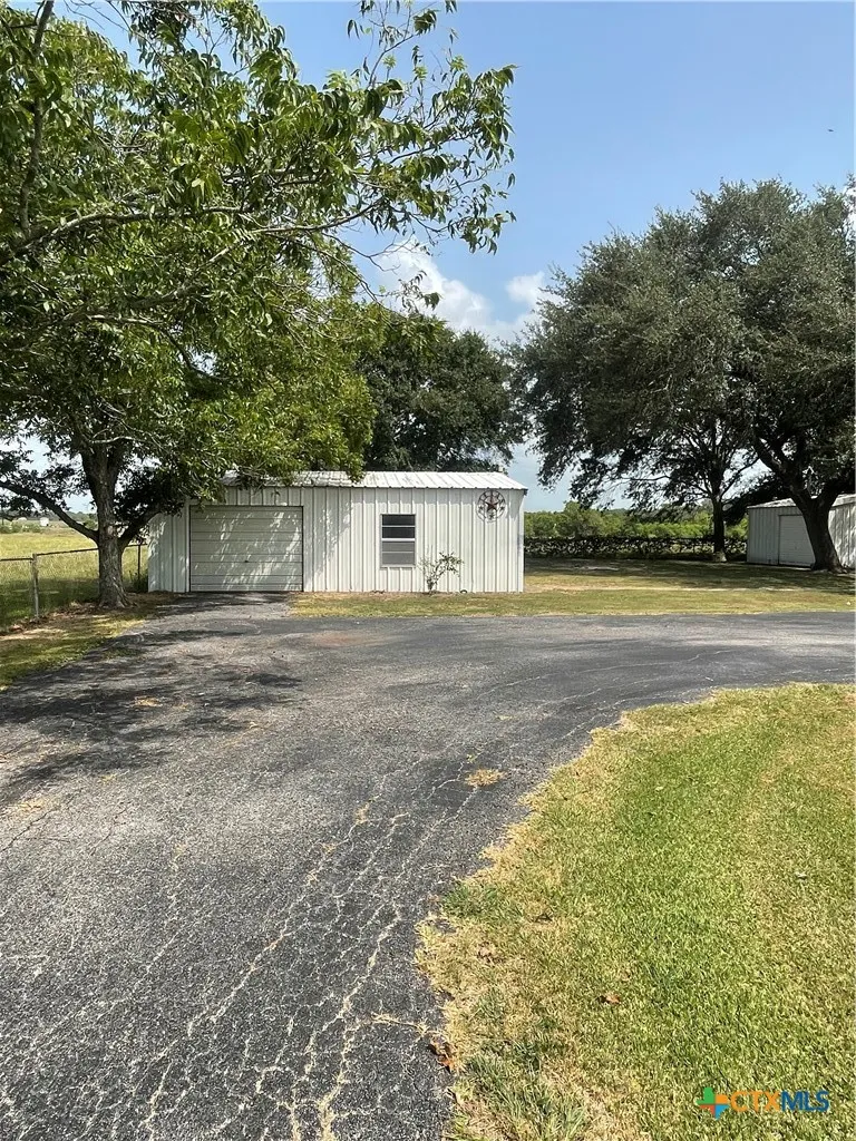1840 Loop 522 Ganado, TX 77962