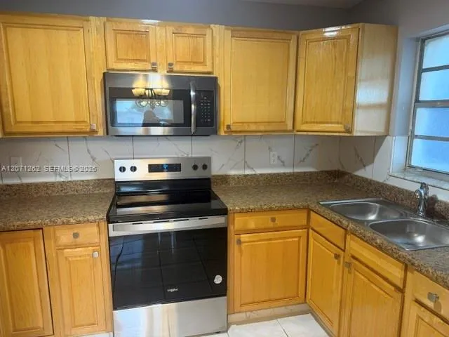 2571 NW 5th St Pompano Beach, FL 33069