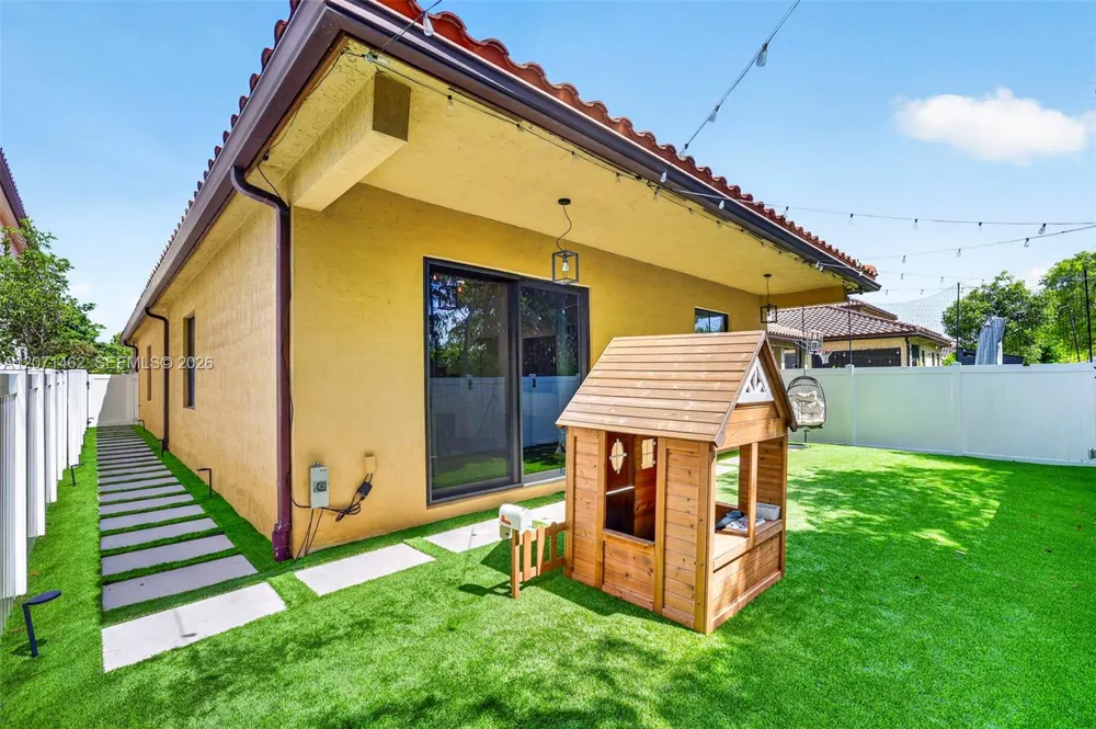 4917 NW 51st Ter Tamarac, FL 33319