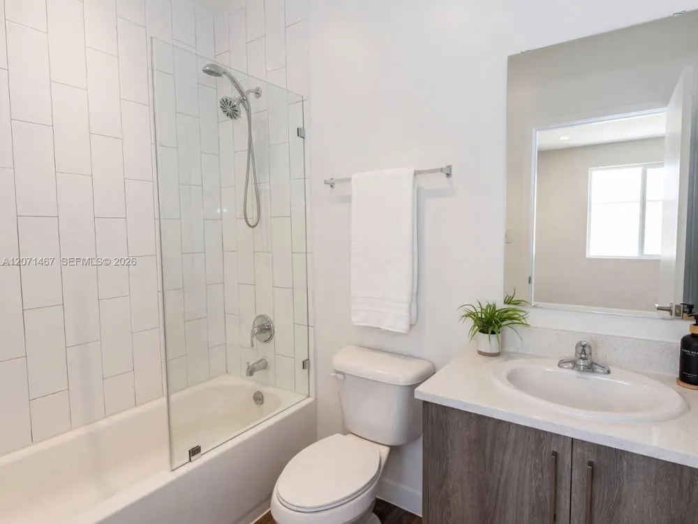 171 NW 158th St #11 Miami, FL 33169