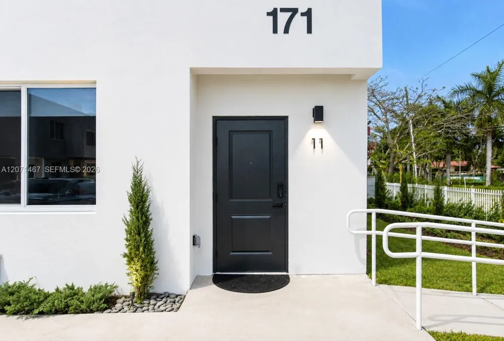 171 NW 158th St #11 Miami, FL 33169