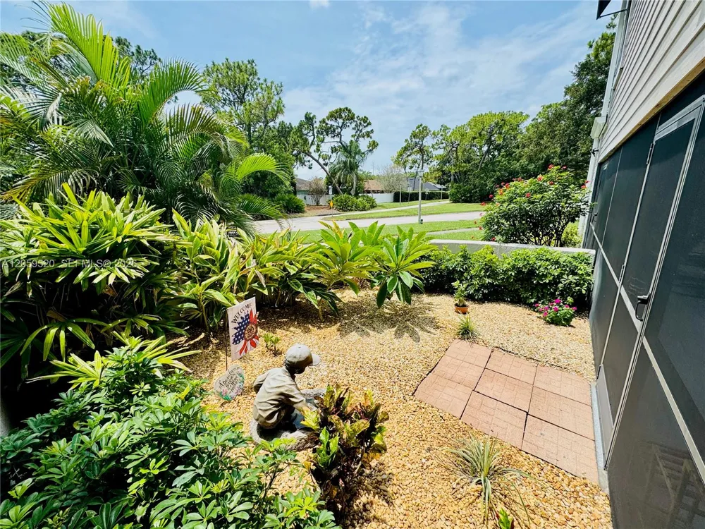 8707 Bardmoor Pl #101 Seminole, FL 33777