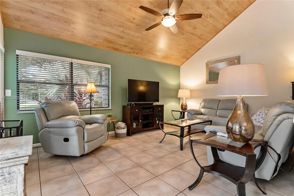 8707 Bardmoor Pl #101 Seminole, FL 33777