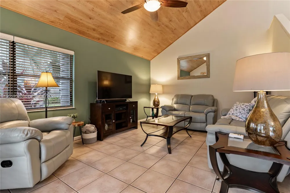 8707 Bardmoor Pl #101 Seminole, FL 33777