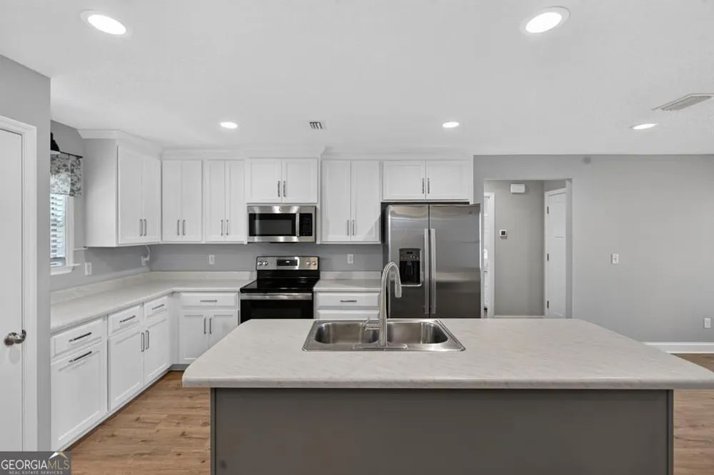 96 Pine ST Ray City, GA 31645