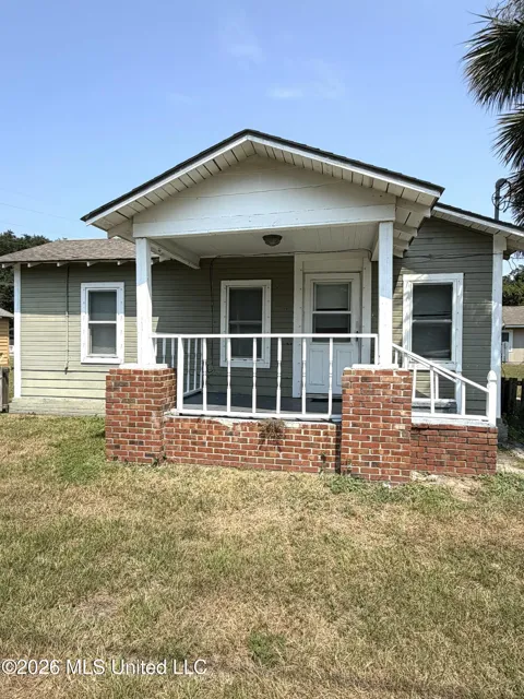 10 E Railroad Street