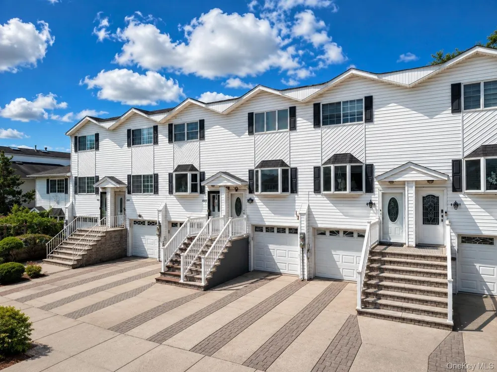 493 Medina Street Staten Island, NY 10306