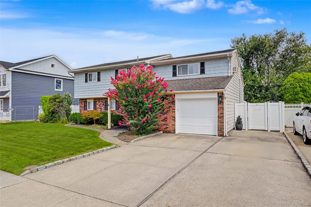 16 Hunt Place Bethpage, NY 11714