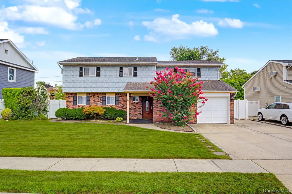 16 Hunt Place Bethpage, NY 11714