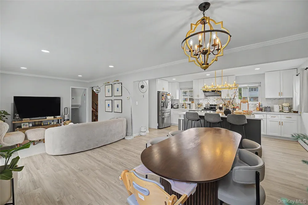16 Hunt Place Bethpage, NY 11714