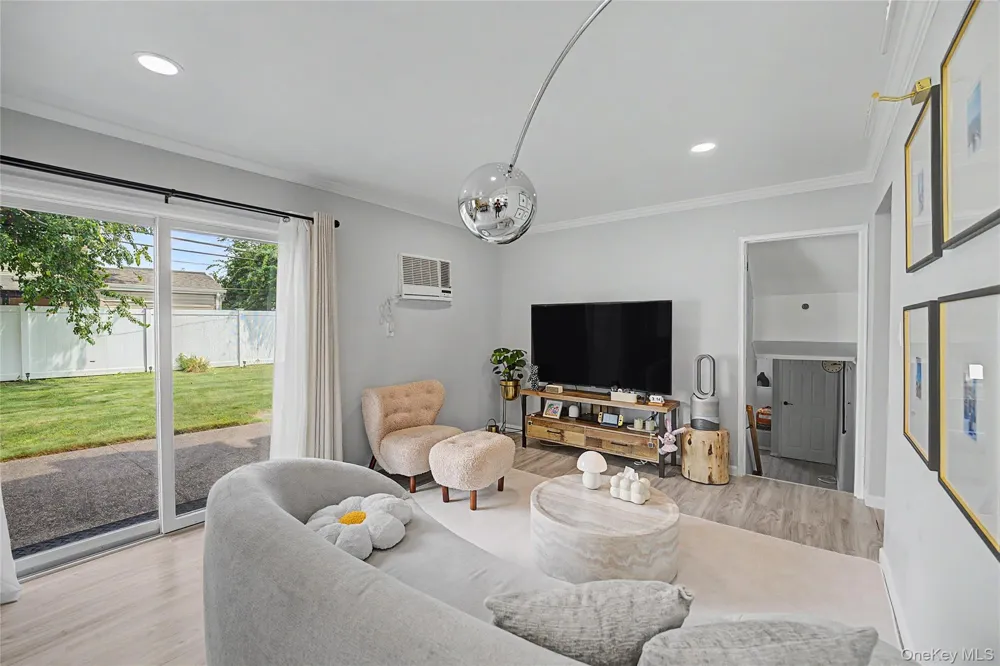 16 Hunt Place Bethpage, NY 11714
