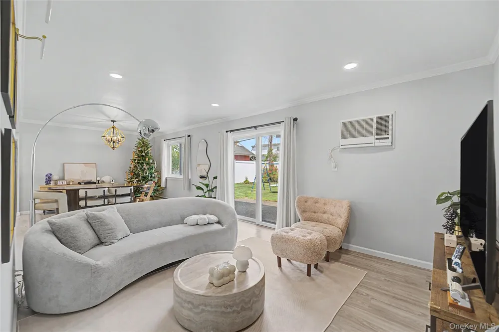 16 Hunt Place Bethpage, NY 11714