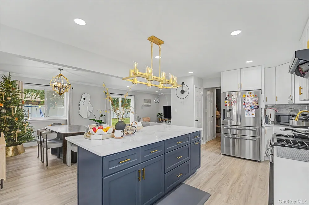 16 Hunt Place Bethpage, NY 11714