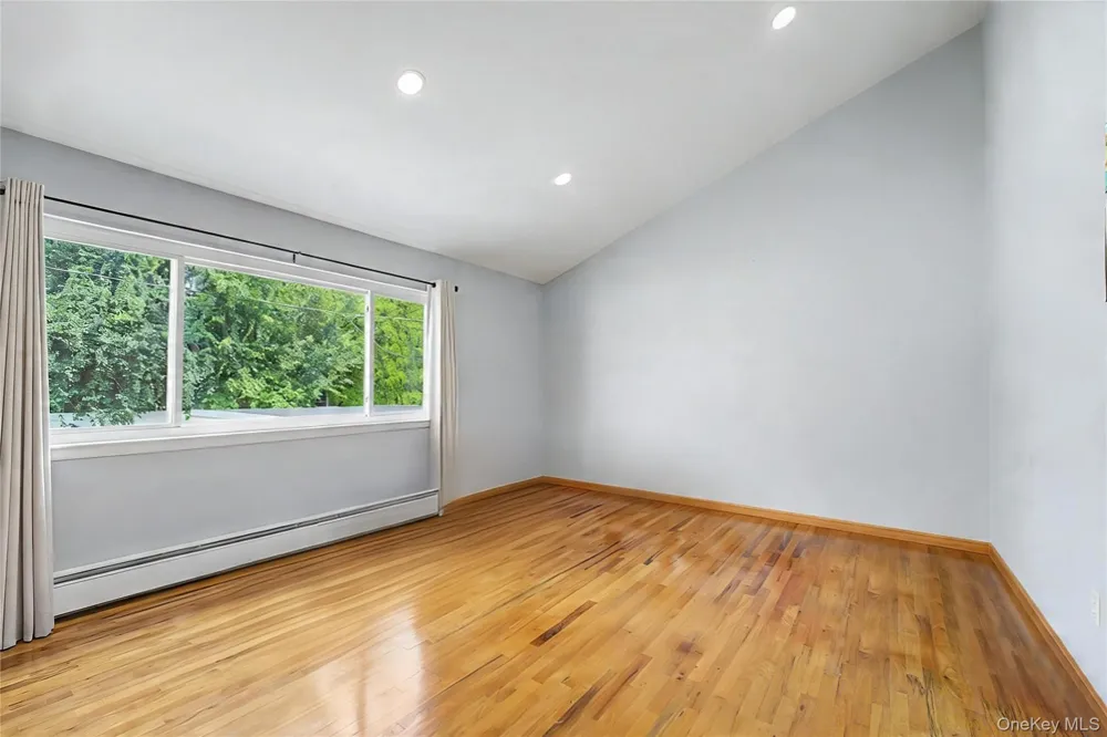 16 Hunt Place Bethpage, NY 11714