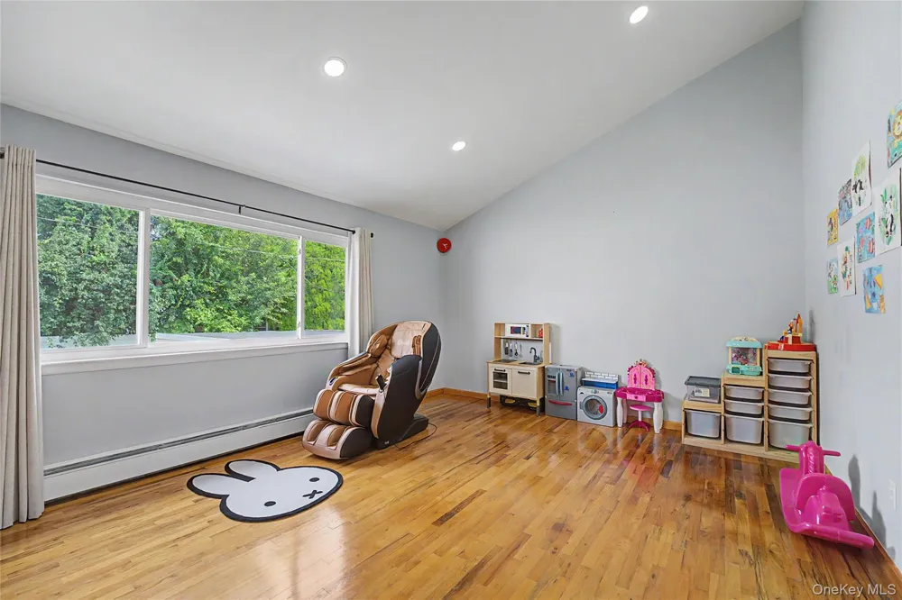 16 Hunt Place Bethpage, NY 11714
