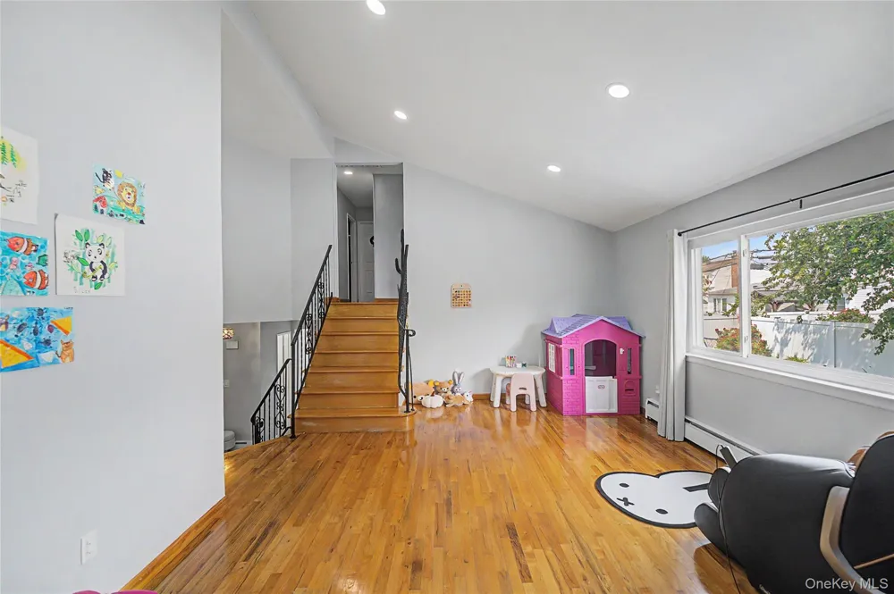 16 Hunt Place Bethpage, NY 11714