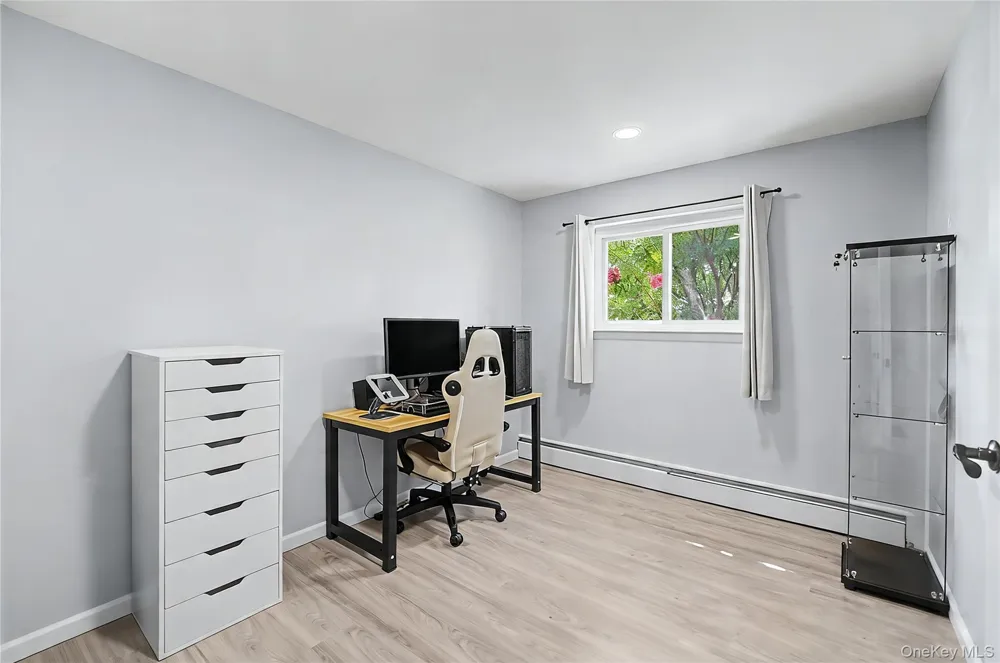 16 Hunt Place Bethpage, NY 11714