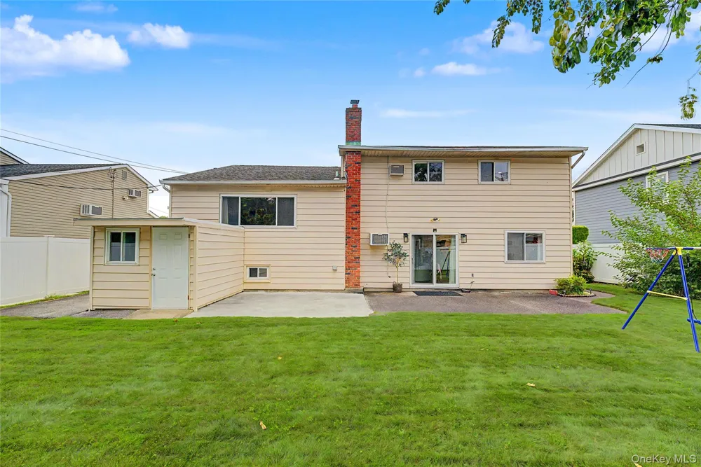 16 Hunt Place Bethpage, NY 11714