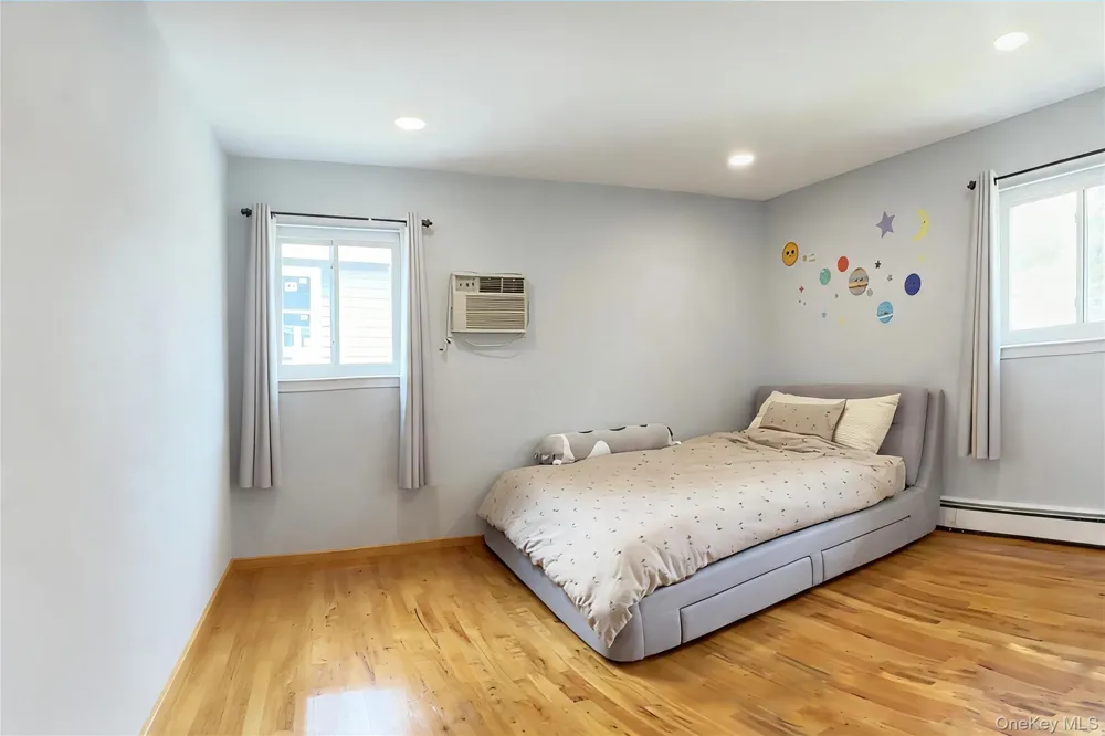 16 Hunt Place Bethpage, NY 11714