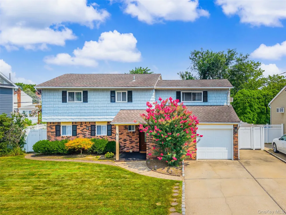 16 Hunt Place Bethpage, NY 11714
