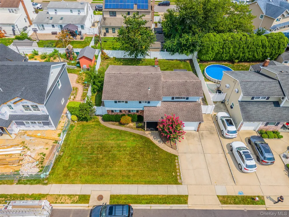 16 Hunt Place Bethpage, NY 11714