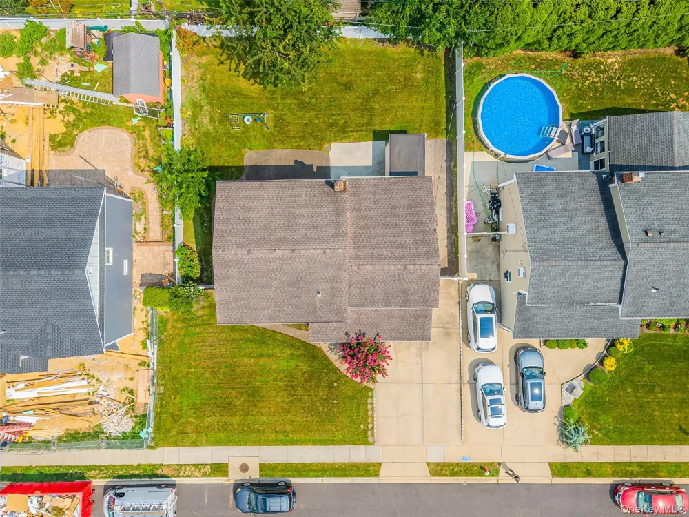16 Hunt Place Bethpage, NY 11714