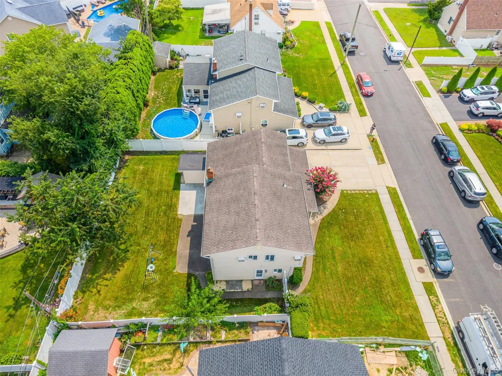 16 Hunt Place Bethpage, NY 11714
