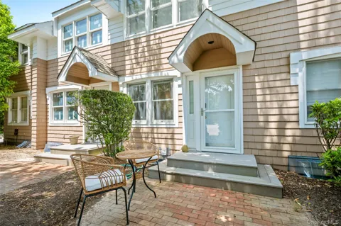 49 Canoe Place