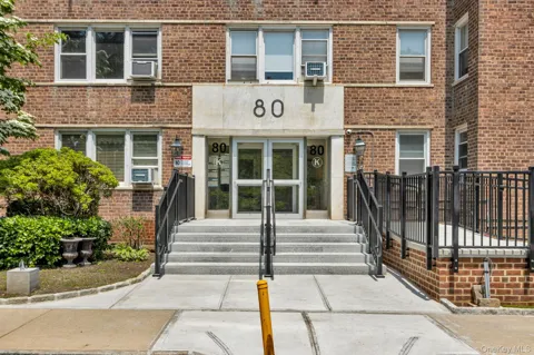 80 Knolls Crescent #8M