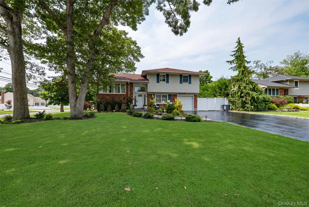 9 Carole Lane East Islip, NY 11730