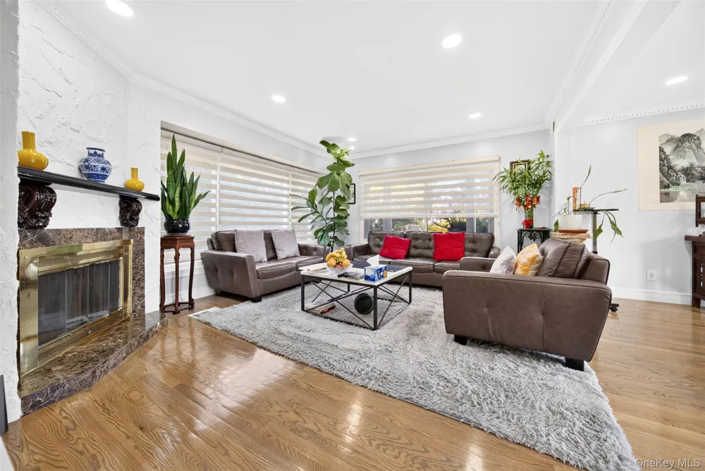 2 Foxhurst Court Manhasset Hills, NY 11040