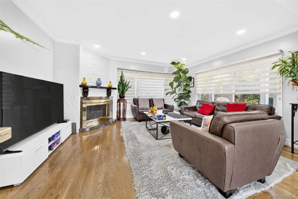 2 Foxhurst Court Manhasset Hills, NY 11040