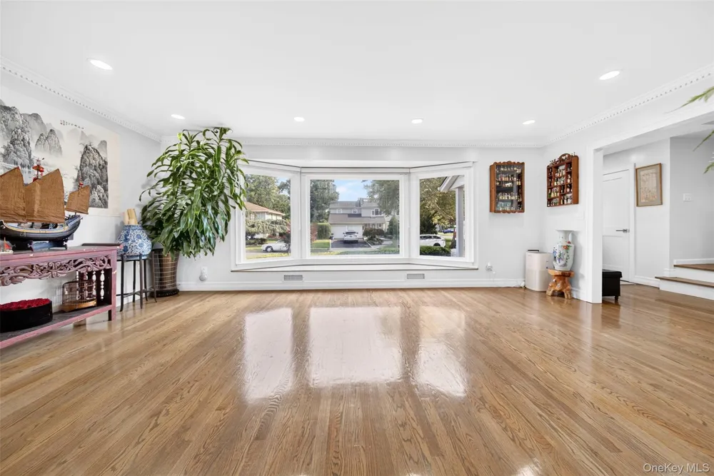 2 Foxhurst Court Manhasset Hills, NY 11040