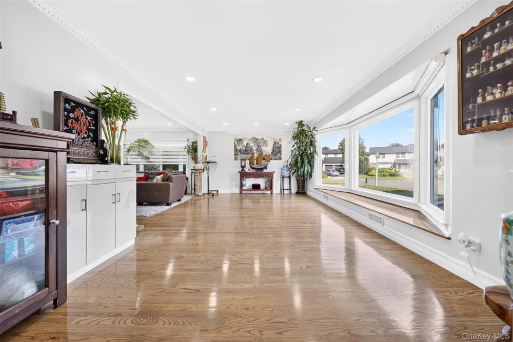 2 Foxhurst Court Manhasset Hills, NY 11040