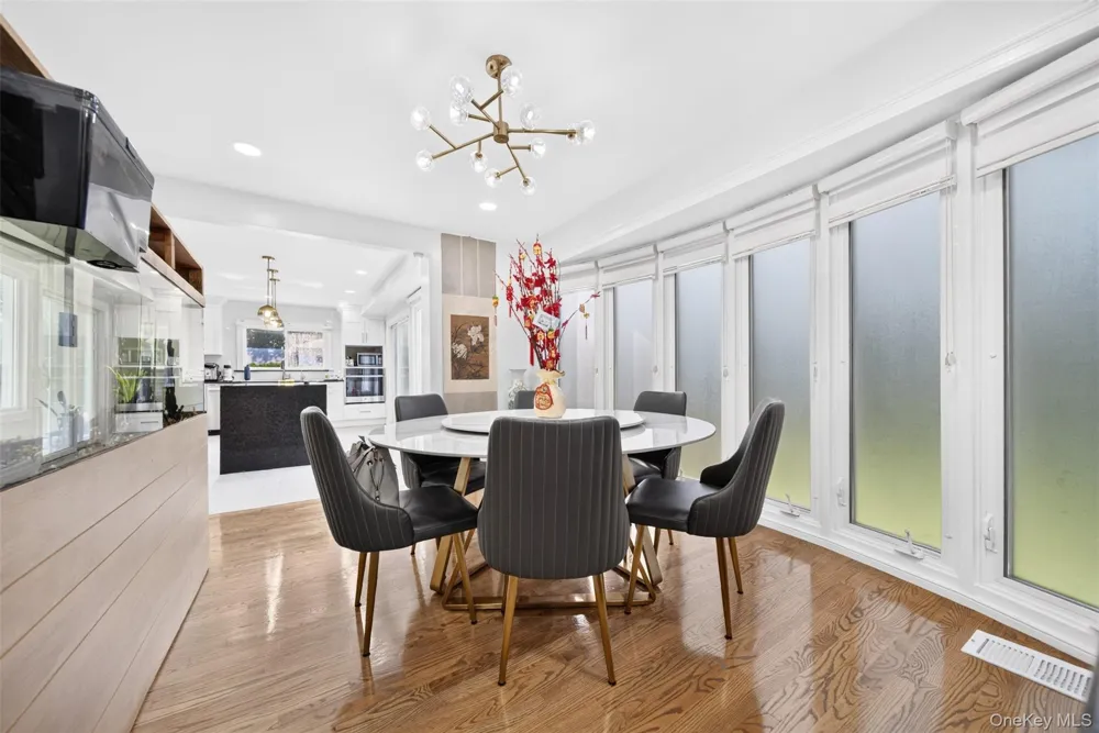 2 Foxhurst Court Manhasset Hills, NY 11040