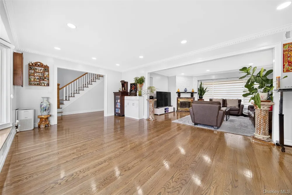 2 Foxhurst Court Manhasset Hills, NY 11040