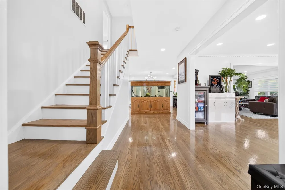 2 Foxhurst Court Manhasset Hills, NY 11040