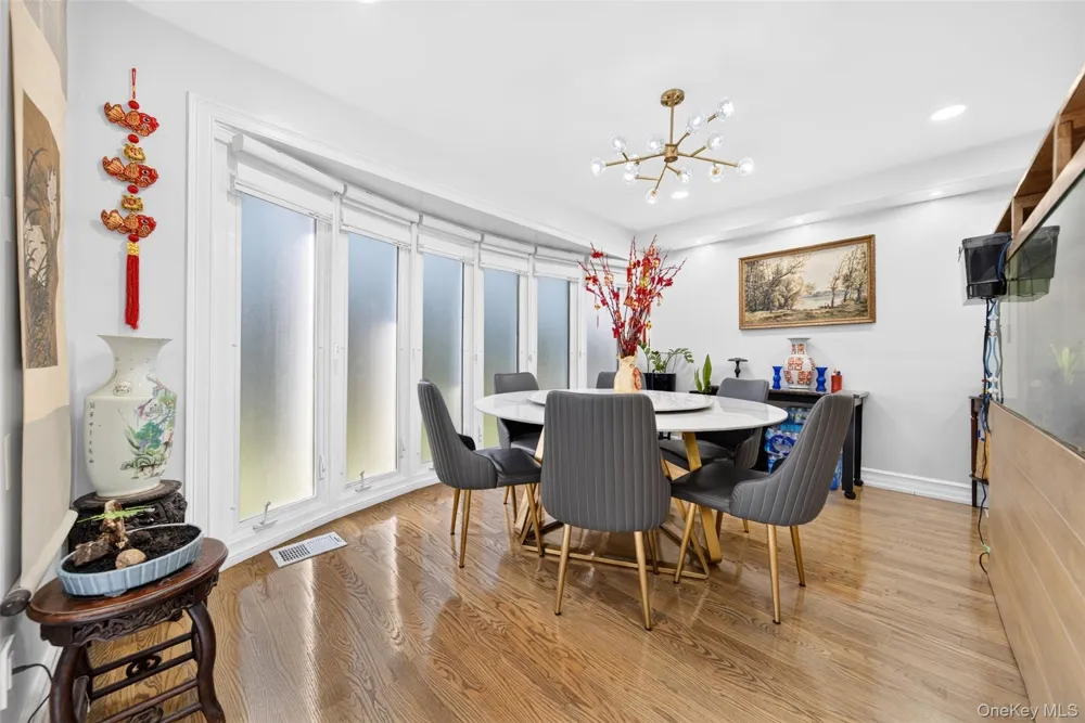 2 Foxhurst Court Manhasset Hills, NY 11040