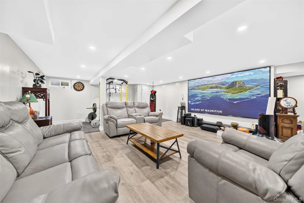 2 Foxhurst Court Manhasset Hills, NY 11040