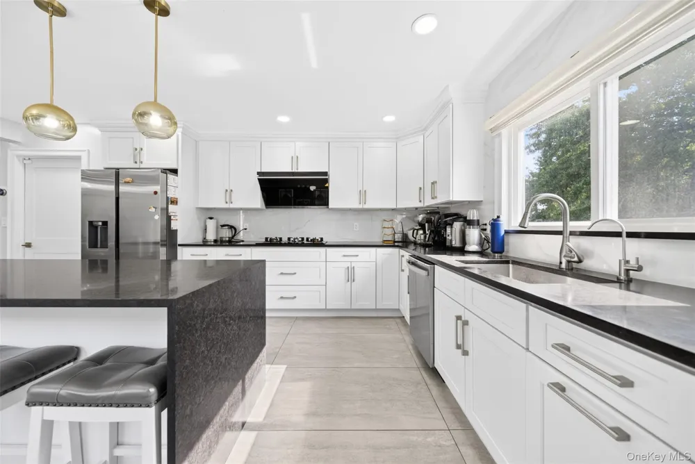 2 Foxhurst Court Manhasset Hills, NY 11040