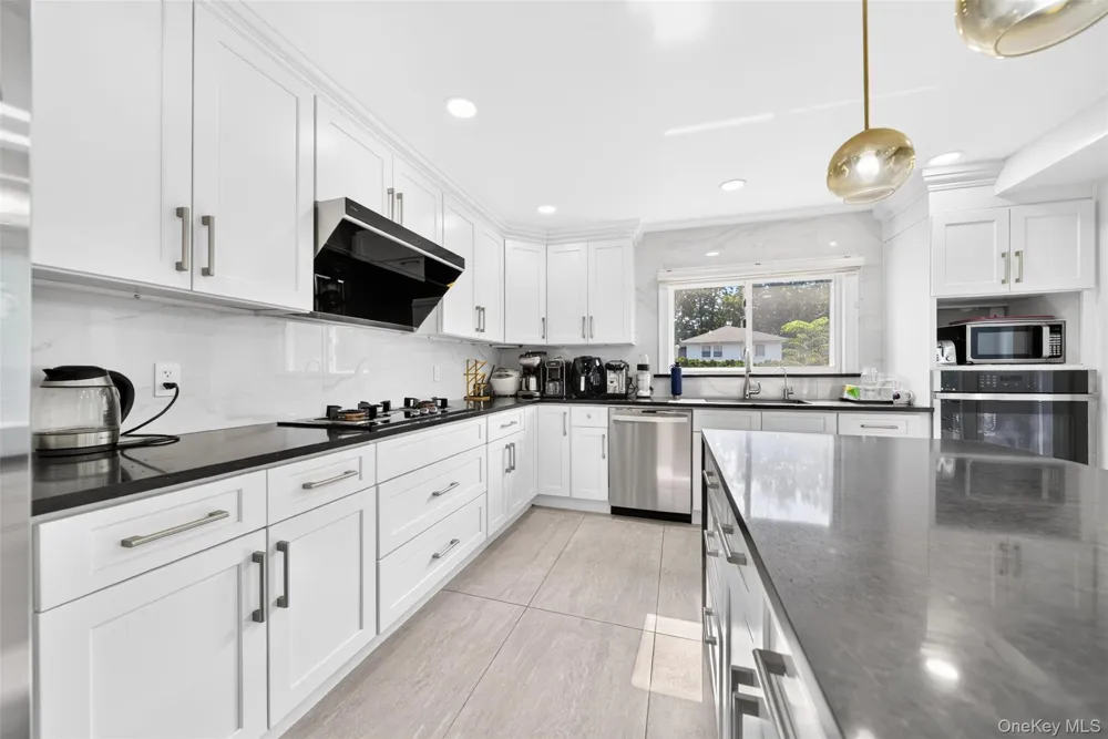 2 Foxhurst Court Manhasset Hills, NY 11040